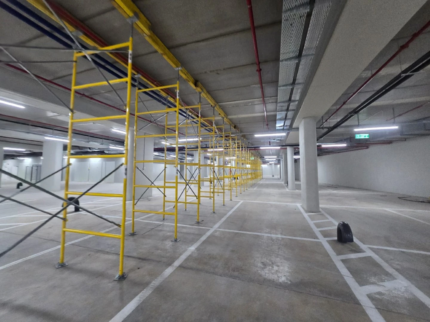 פרויקט מגדלי אקרו לתמיכה בתוך חניון